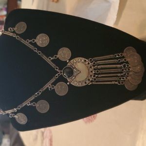 VINTAGE SILVER TONE FAUX ONYX COIN DESIGN BEAUTIFUL NECKLACE